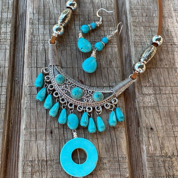 Jewelry - Artisan crafted howlite necklace set